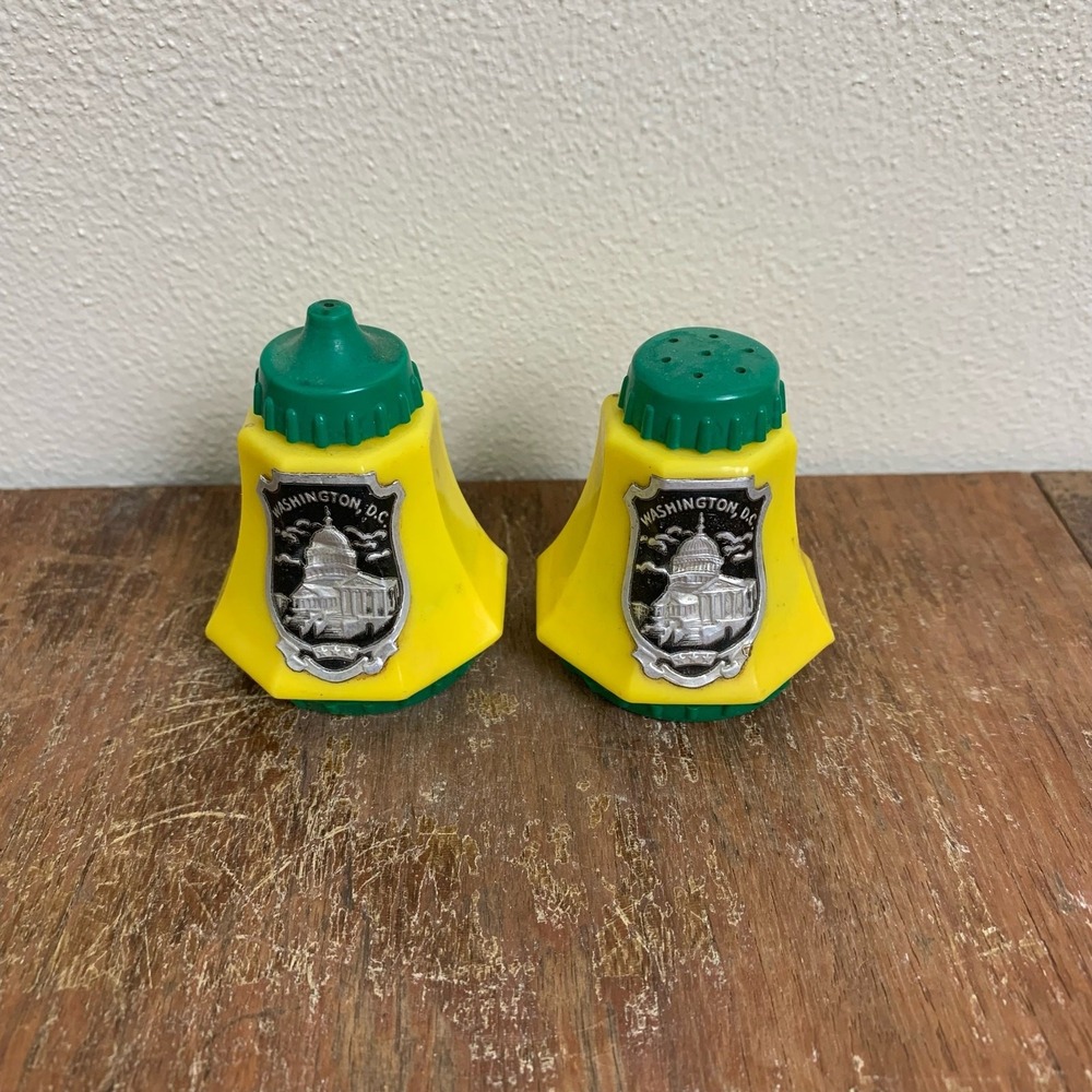 VTG plastic green & yellow Washington DC souvenir tourist salt & pepper shakers‎